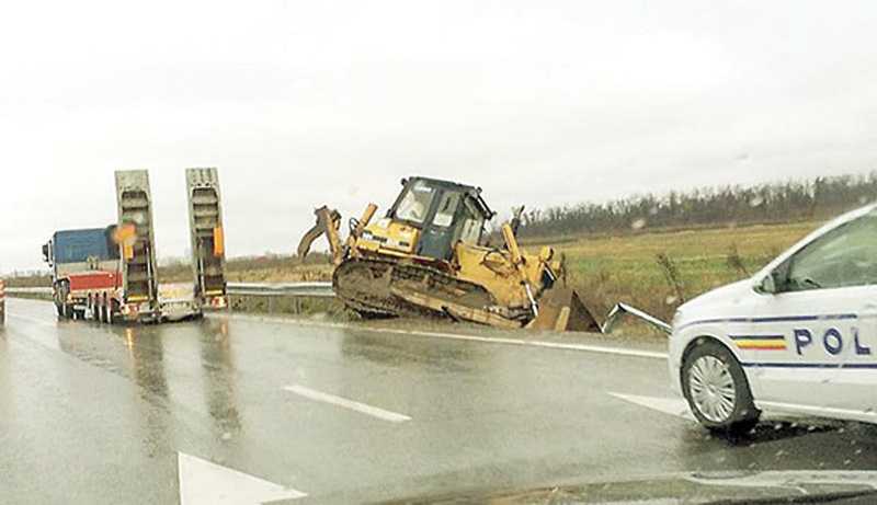Argeș: Impact între un autoturism și un excavator, șoferiță cu atac de panică