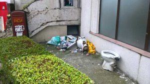 Ruşinos! - WC-uri sparte şi gunoaie lângă Spitalul Judeţean