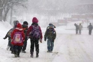 Şcoli închise din cauza ninsorii