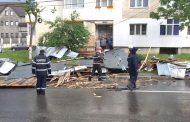 Furtuna a smuls acoperişul unui bloc din Mioveni