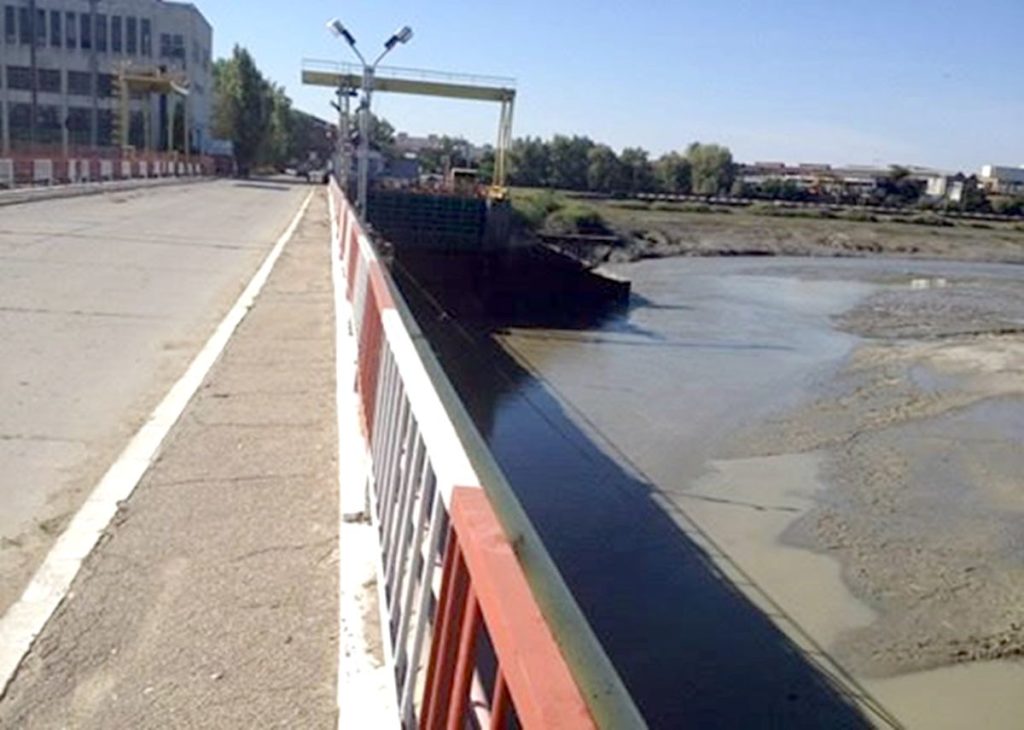 Poluare pe râul Argeş, în zona Podul Viilor din Piteşti