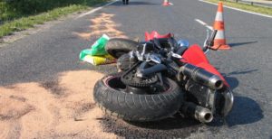 Accident tragic la Stâlpeni: un mopedist a murit la impactul cu un cap de pod