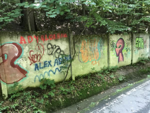 Pădurea Trivale, graffiti şi anunţuri publicitare