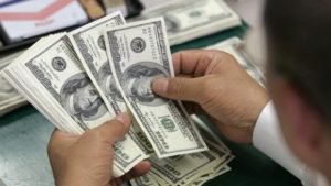 Dolarul a scăzut în patru ședințe cu 9 bani