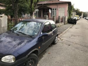 Colecţionar de maşini Opel zdrobite, pe strada Ţepeş Vodă din Piteşti