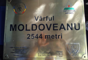 Placă de identificare pe vârful Moldoveanu