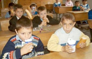 Cu „laptele stricat din şcoli”, Consiliul Judeţean o… smântâneşte