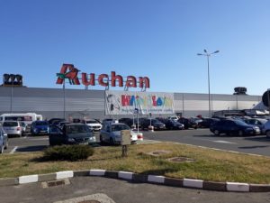 La Auchan Găvana, steagul României este „marfă de sezon”. Unii angajaţi fac bâză şi trimit clienţii la magazinul chinezesc!