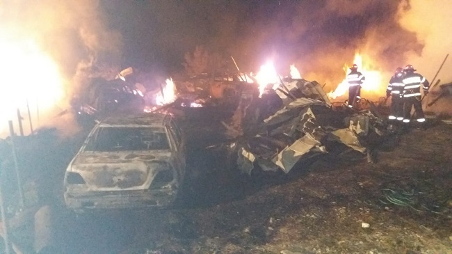 Incendiu nimicitor la Dâmbovicioara! Trei case şi patru maşini făcute scrum