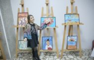 La nouă ani, o fetiţă a deschis o expoziţie de pictură la Centrul Cultural Piteşti