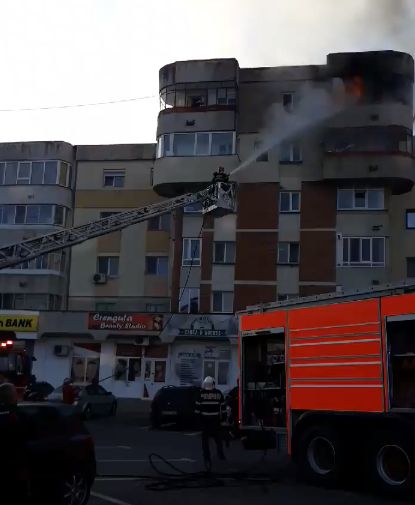 [FOTO şi VIDEO] Lupta cu focul s-a mutat la Piteşti. Incendiu pe Nicolae Bălcescu!