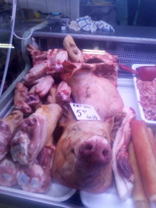În Piaţa Ceair, carnea de porc se vinde foarte bine