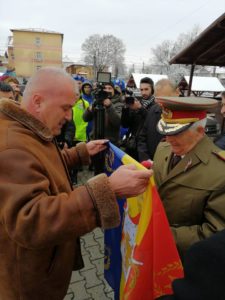Generalul centenar a sărutat Tricolorul Regal