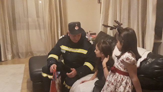 În așteptarea lui Moș Nicolae, copiii au primit vizita neașteptată a pompierilor