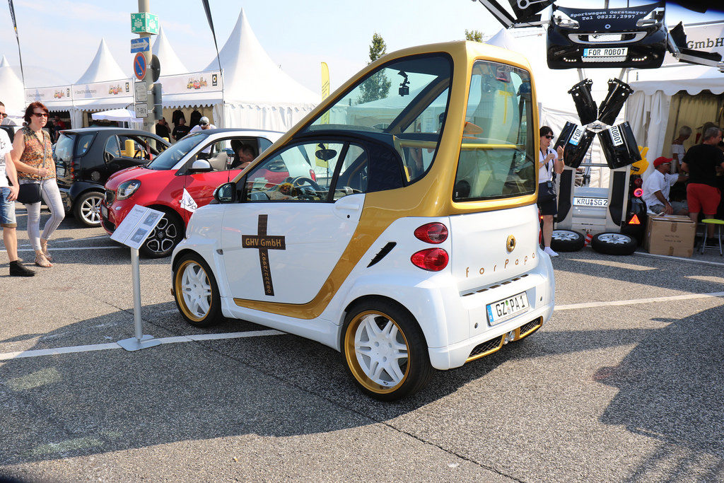 Două papamobile „Dacia” pentru Papa Francisc?