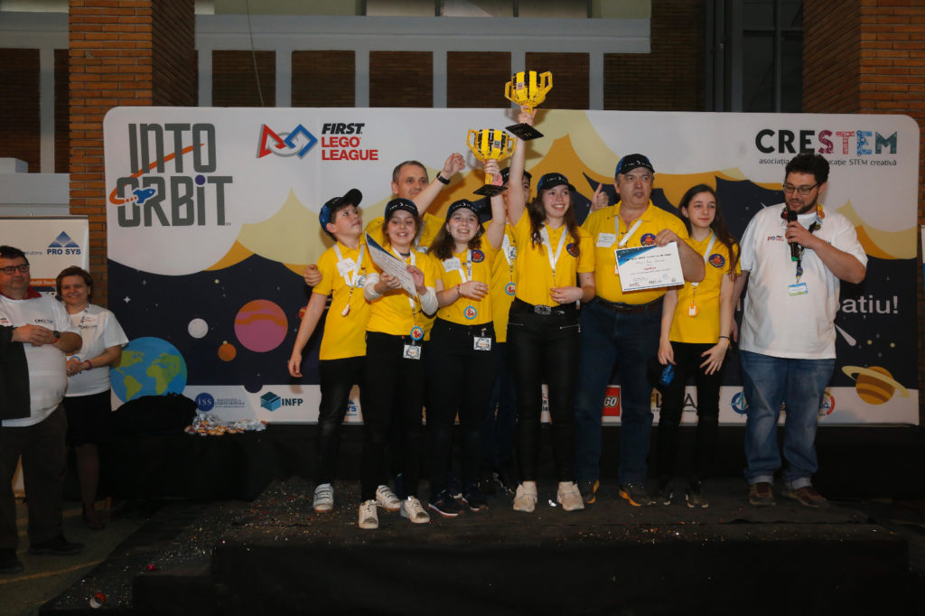 Şase copii isteţi din Piteşti, campionii României la concursul de robotică