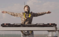 EXPERIENŢĂ în premieră la nivel mondial: Primul DJ care mixează de pe o turbină eoliană, la 100 metri înălţime