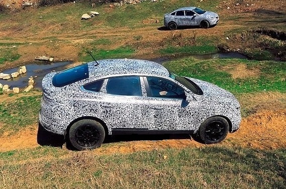 Poze spion cu o nouă versiune Dacia? Model CAMUFLAT, suprins pe drumuri de munte!