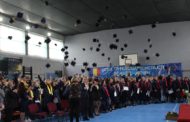 200 de absolvenţi ai Liceul Tehnologic Mioveni au aruncat tocile în aer