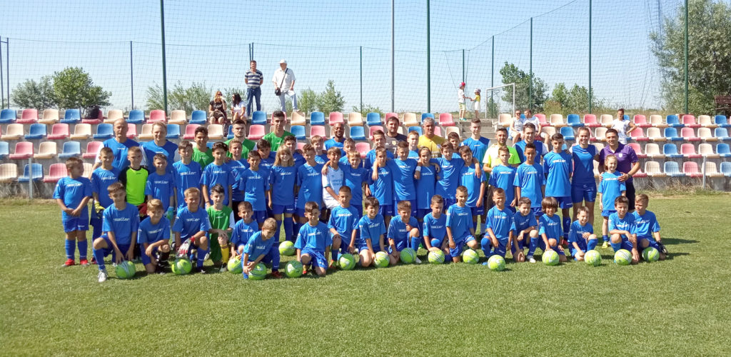 Copiii argeşeni iau lecţii de fotbal de la olandezi