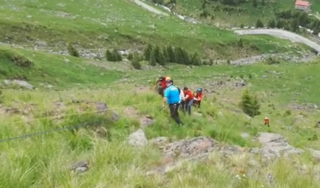 Argeș. Un turist s-a aventurat pe munte cu încălțăminte 