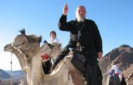 Un preot argeșean dă binecuvântare de pe Muntele Sinai!