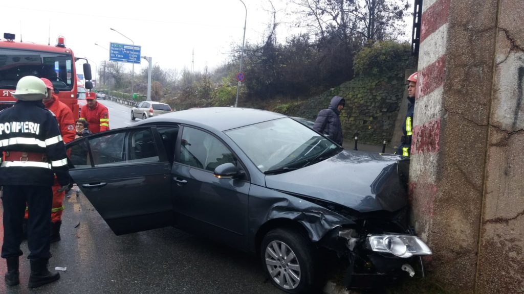 Accident în Piteşti, Volkswagen proiectat într-un cap de pod!