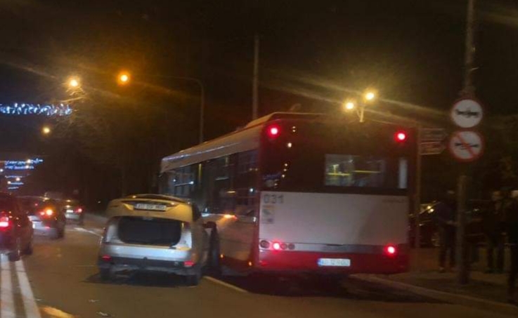 Autobuz Publitrans implicat în accident