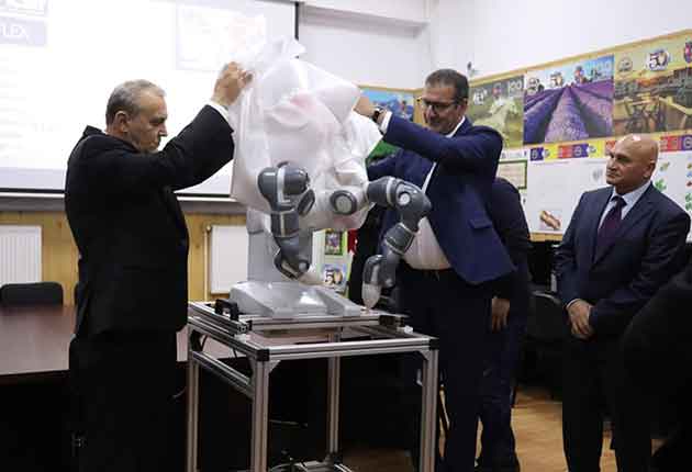 Robot donat de Dacia Liceului Mioveni