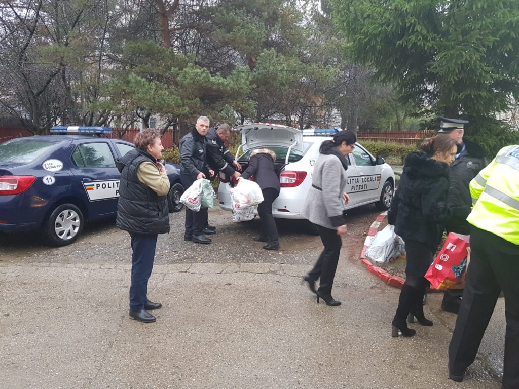 Polițiștii locali din Pitești au oferit cadouri copiilor cu dizabilități