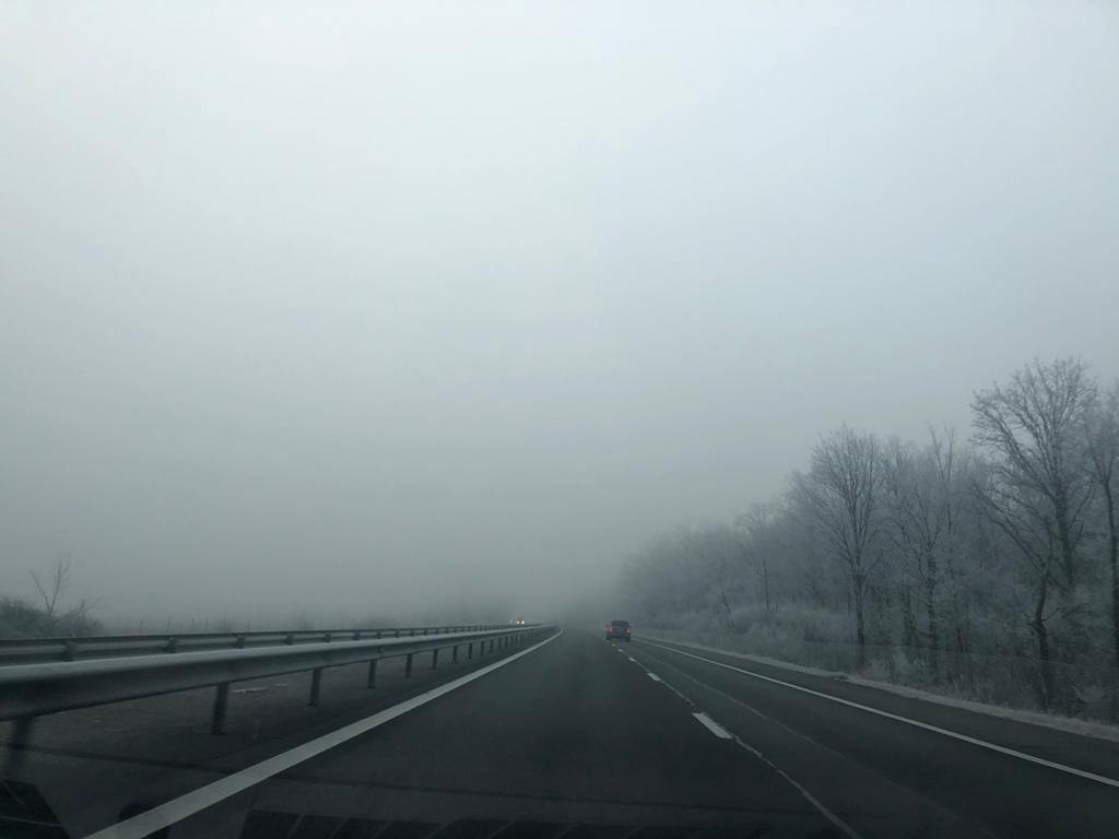 Ceață, ninsori, pericole în trafic