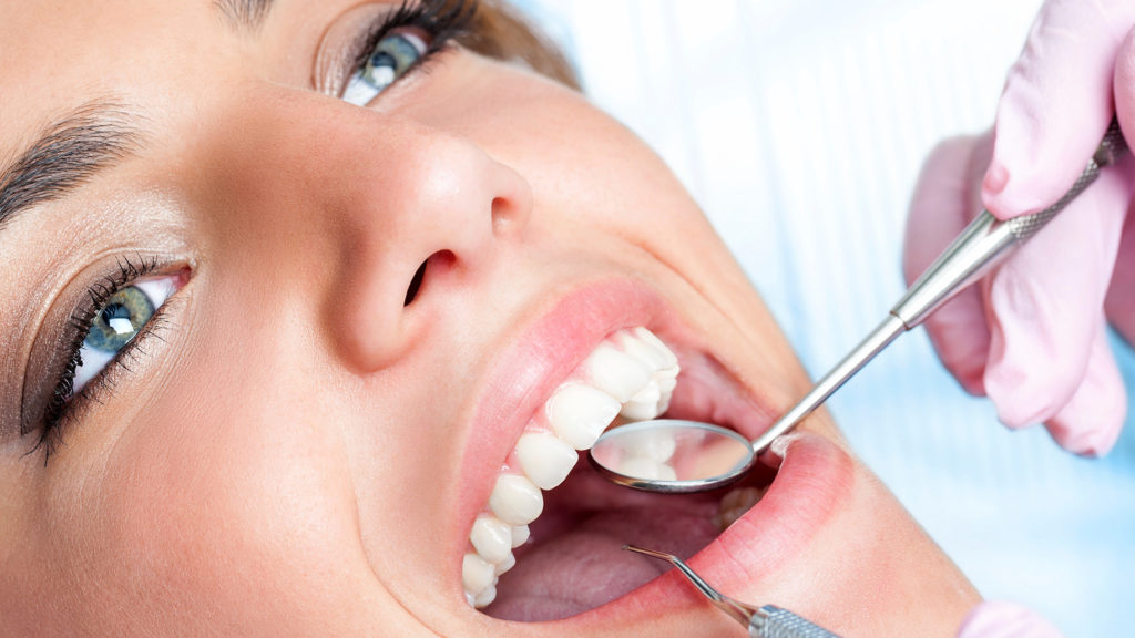 Iată 3 motive pentru care un implant dentar este soluţia optimă pentru tine!