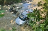 Maşină căzută în râu