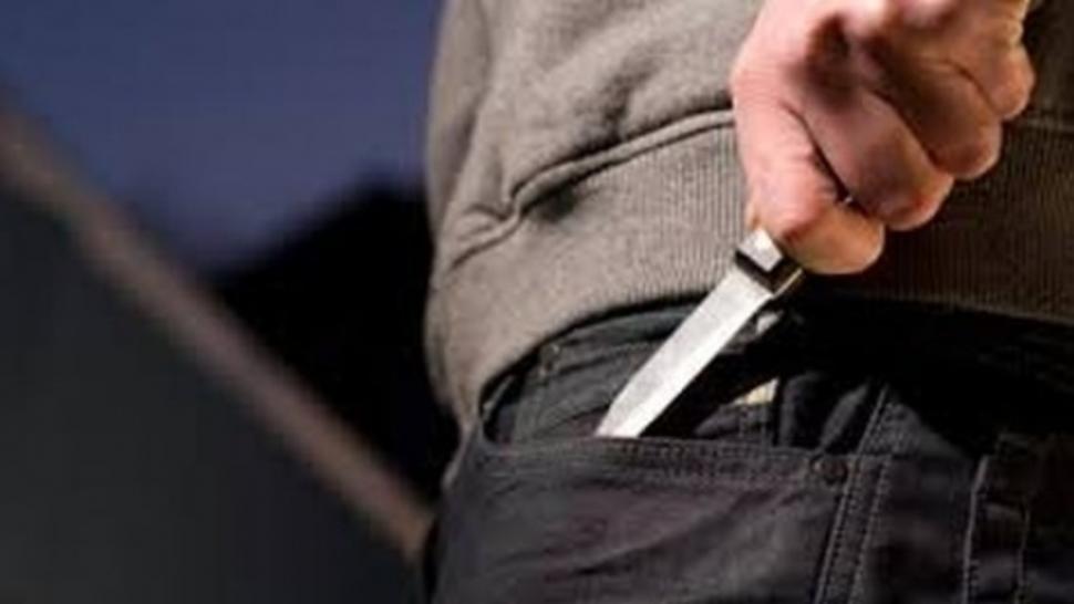 Pitești. Un tânăr de 28 de ani amenința femei cu cuțitul, în plină zi