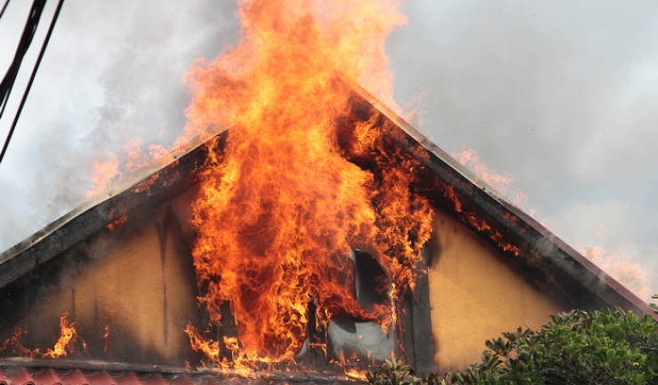 Incendiu în Argeș. O casă a luat foc