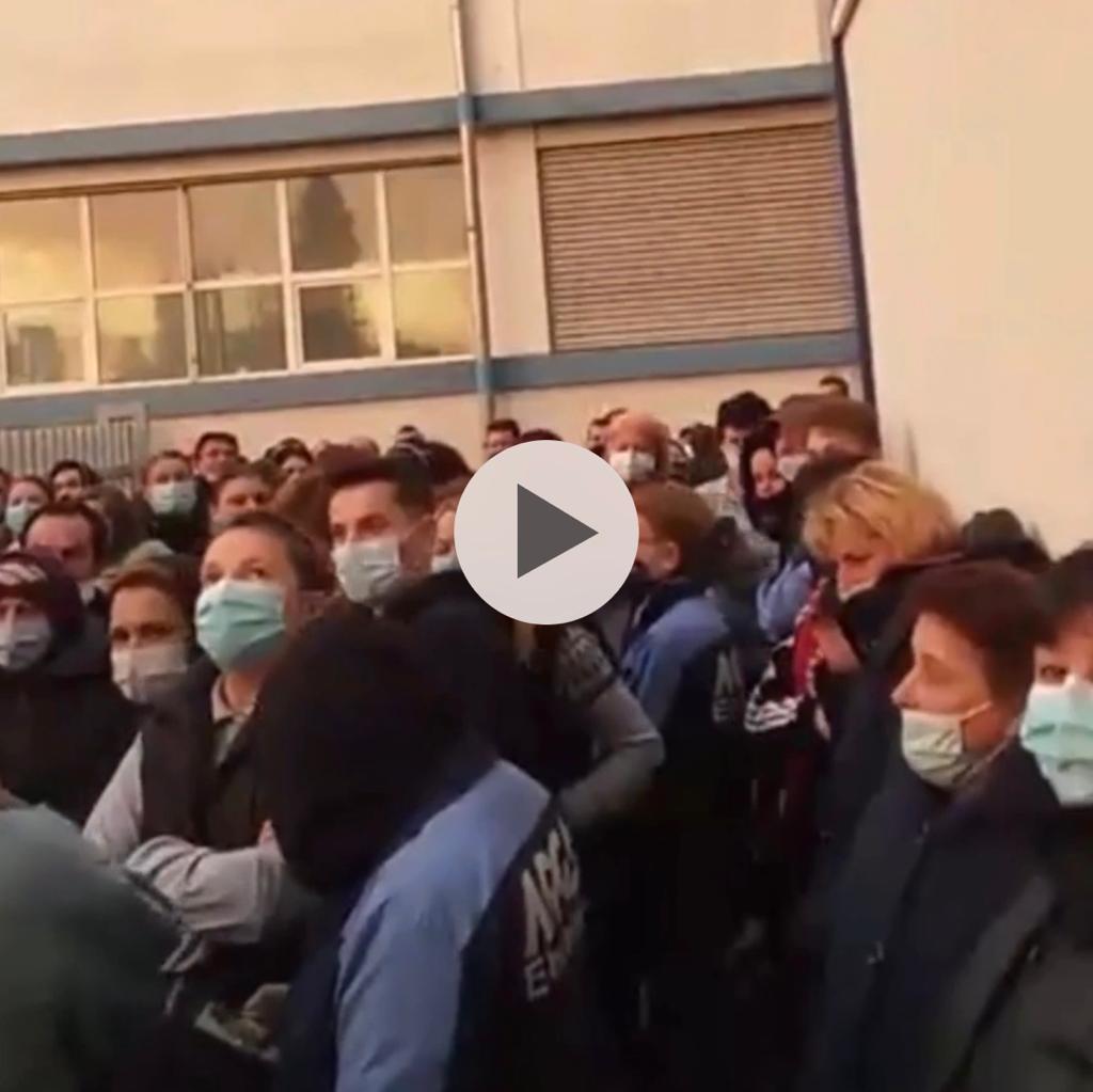 VIDEO: ANGAJAȚII ELECTROARGEȘ PROTESTEAZĂ VEHEMENT ÎN CURTEA UNITĂȚII