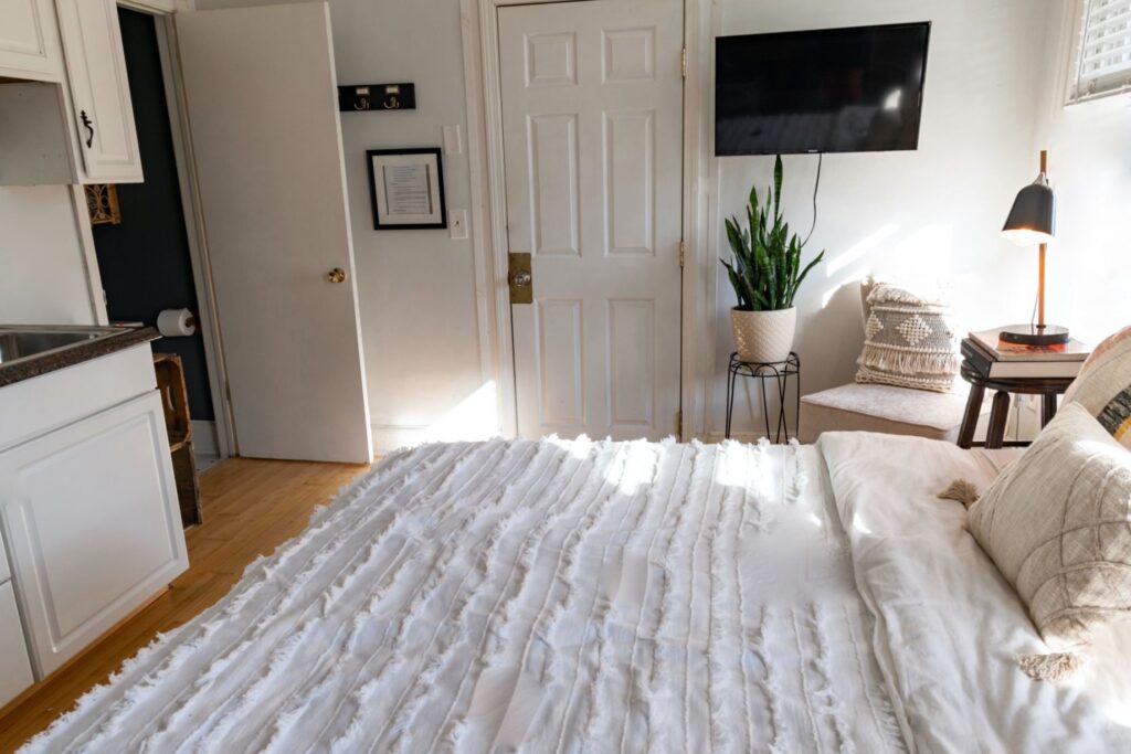 Tips&Tricks: 5 idei pentru un dormitor modern cu un buget redus