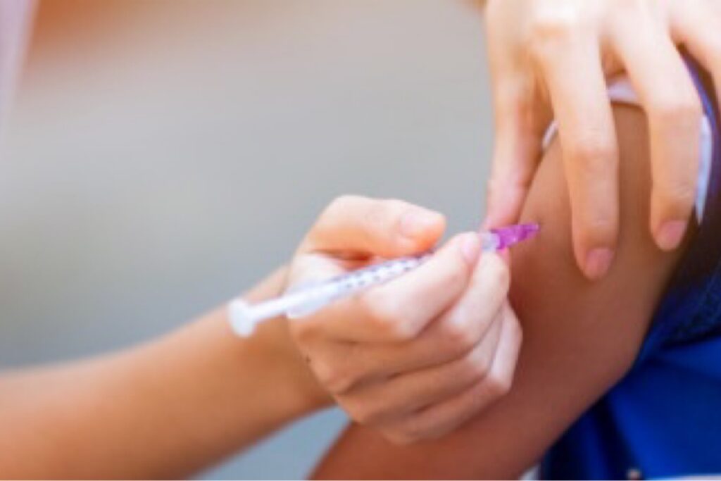 Copiii cu vârsta de 12 ani și peste se pot vaccina începând de astăzi