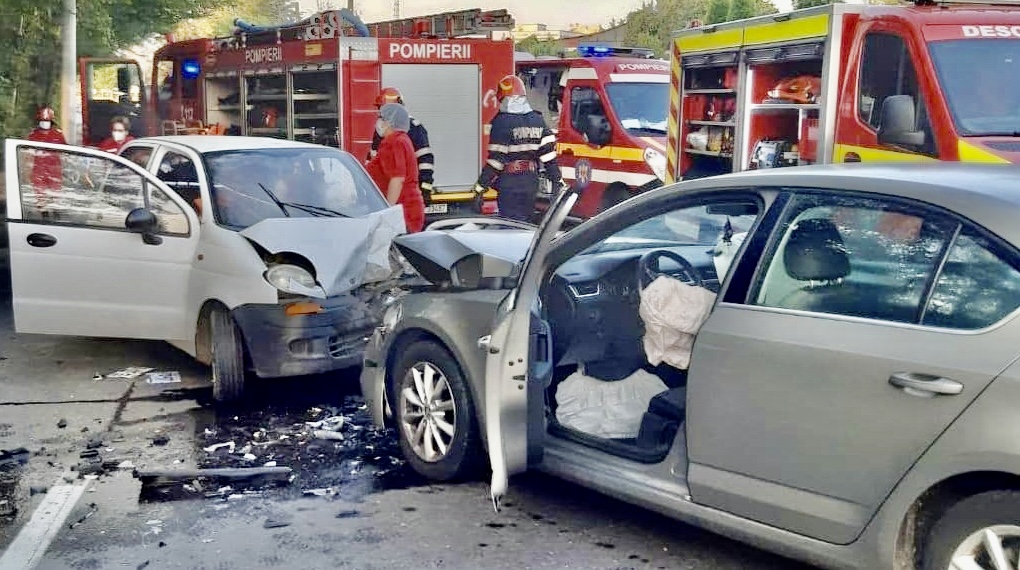 Accident cu 3 autoturisme implicate în Pitești