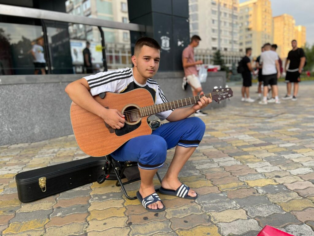 De la cântatul pe stradă, Andrei vrea să ajungă pe YouTube!