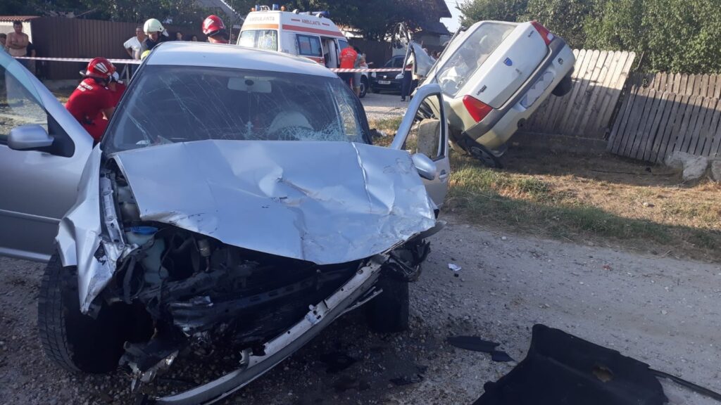 Accident cu două autoturisme în Argeş