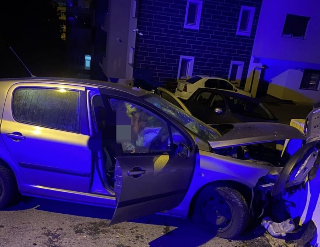 Un tânăr băut a intrat cu mașina în zid la Pitești