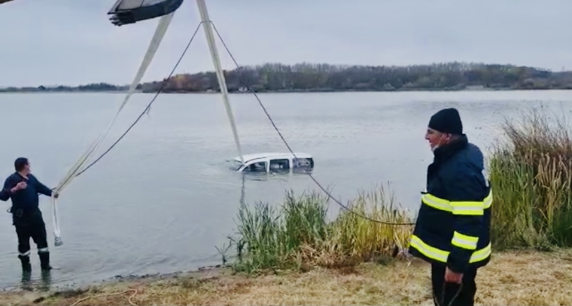 Video: Din somn, au ajuns cu mașina într-un lac din Stolnici