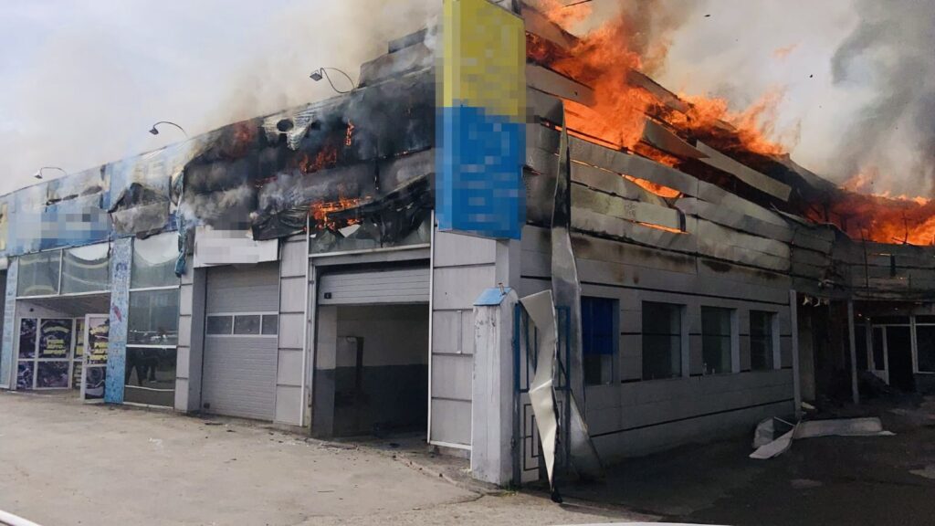 Incendiu de proporții la un service auto din Curtea de Argeș