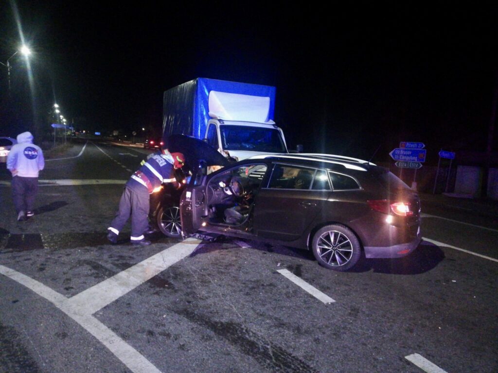 Accident în Argeș, o femeie a rămas blocată în interiorul mașinii