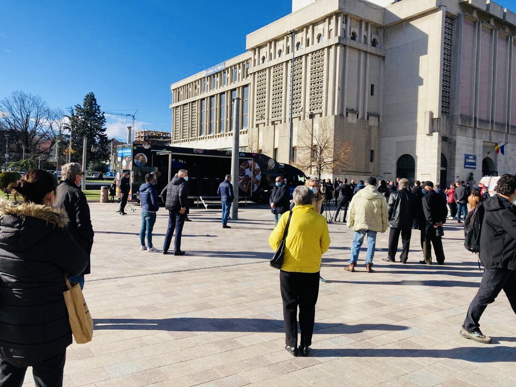 Caravana vaccinării are loc acum, în Piața Primăriei Pitești