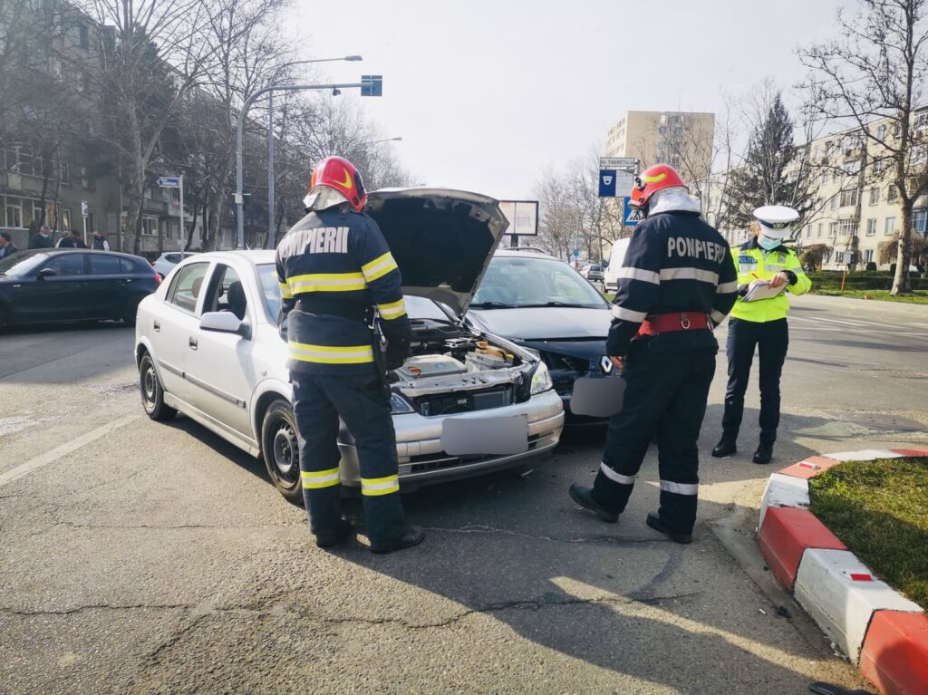 Șoferiță rănită în accident la Pitești
