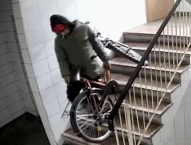 În Curtea de Argeș, au furat 21 de biciclete din scări de bloc