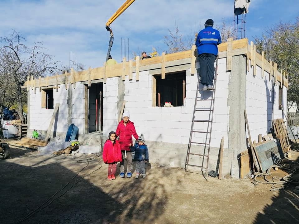 De Crăciun, casă nouă pentru familia din Argeș rămasă pe drumuri