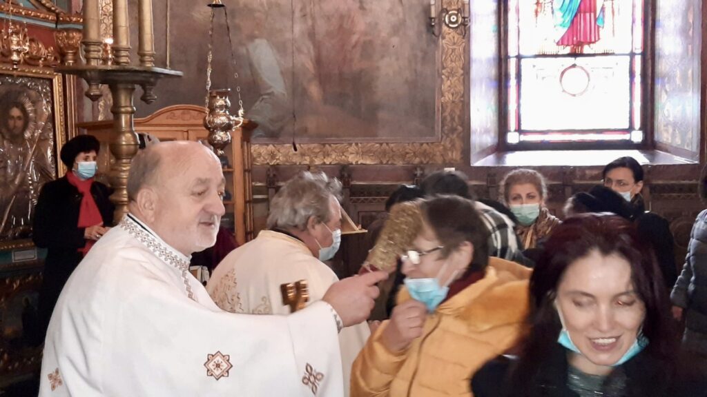 Părintele Ion Popescu din Pitești s-a vaccinat. Şi mulţi alţi preoţi!